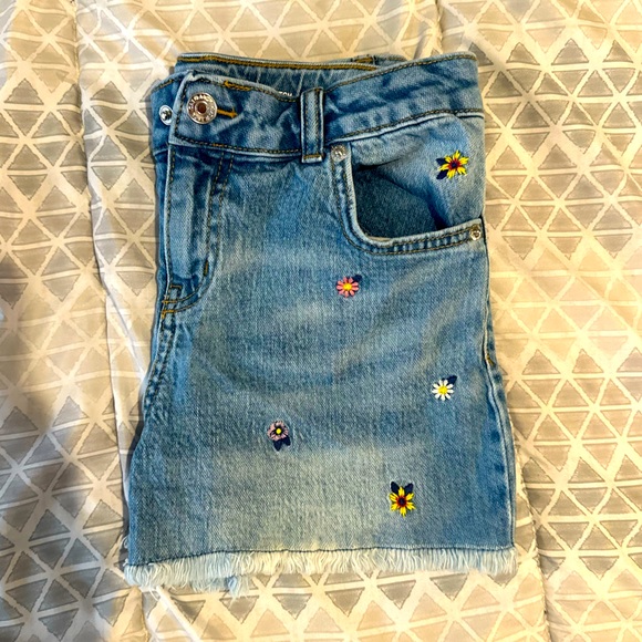 Cat & Jack Kids Flower Denim Shorts Size Large 10/12 NEVER WORN - Picture 1 of 6
